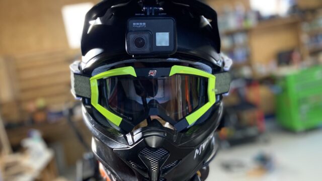 オフロードバイクヘルメットにアクションカメラを付けた